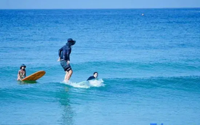 Sanya YOMOVO Surfing Girl Meisu (Wuzhizhou Island Houhai)