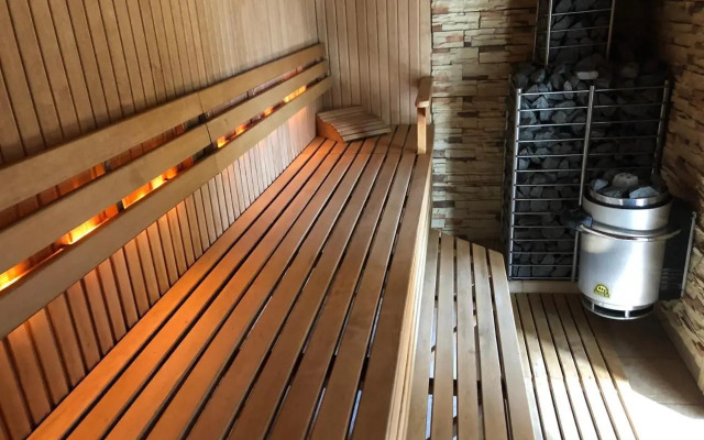 Guests house with amazing pool and sauna