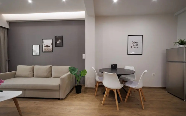 Chic & Renovated Flat Steps from Metro