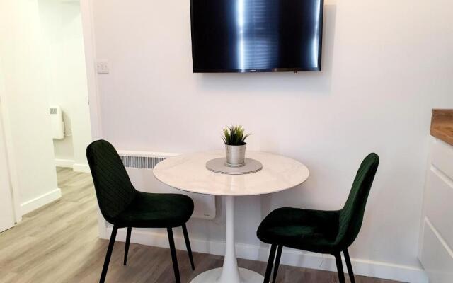 Modern Town Centre Studio Close to Beach