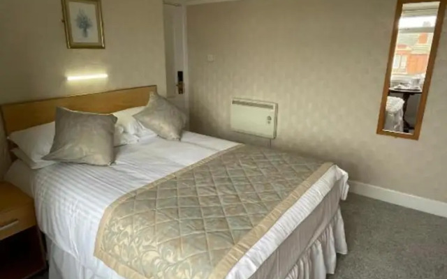 OYO Queens Hotel, Skegness Pier