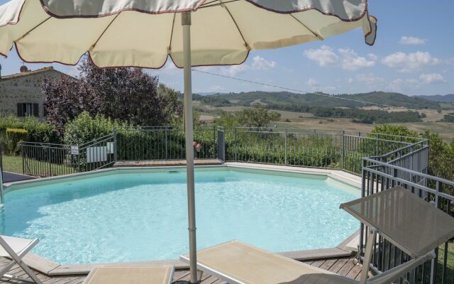 Refreshing Holiday Home in Casole D'elsa With Swimming Pool