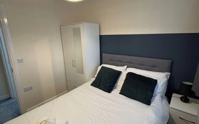 Spacious 3-bed House - Sleeps 8, Garden & Parking