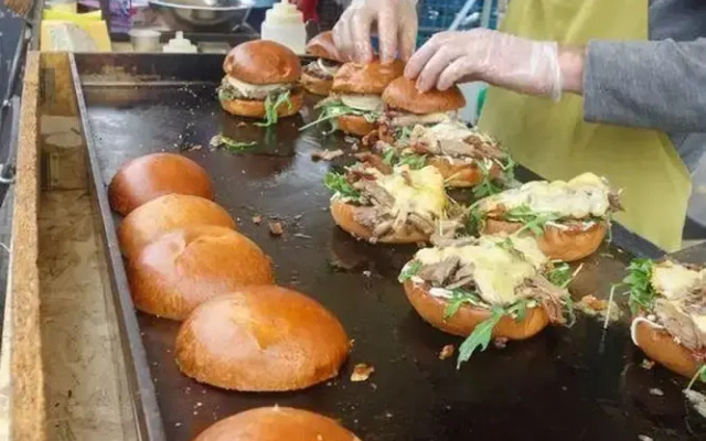 London Apartment - Sleeps 3-city Escape- Balcony