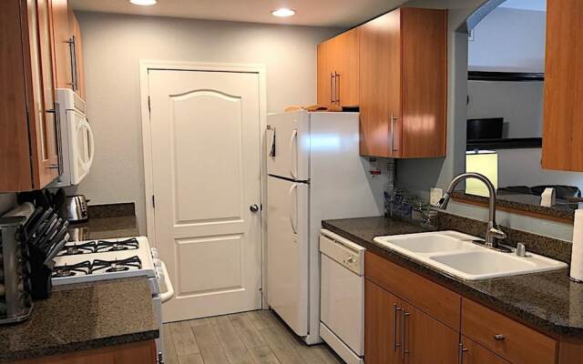 Uptown Simplicity - 3 Bedroom by Casago