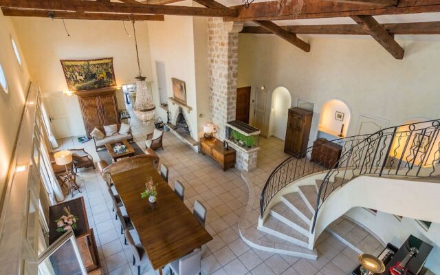 Spacious Villa in La Gaude With Swimming Pool