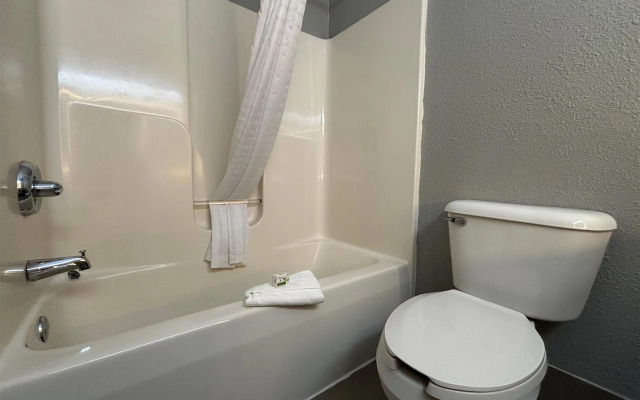 AmericInn by Wyndham Galesburg