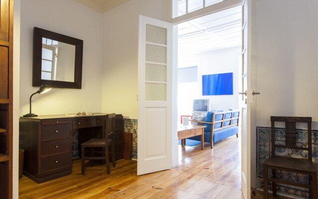 ALTIDO Classic 3BR home w/workspace in Chiado, 2mins from Baixa-Chiado subway