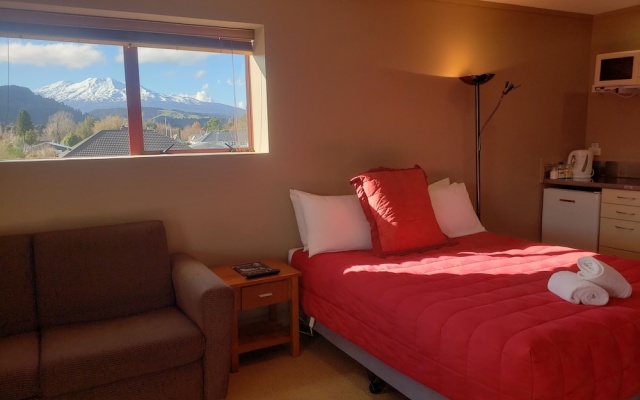 Canoe Safaris Lodge – Guest Rooms – Ohakune