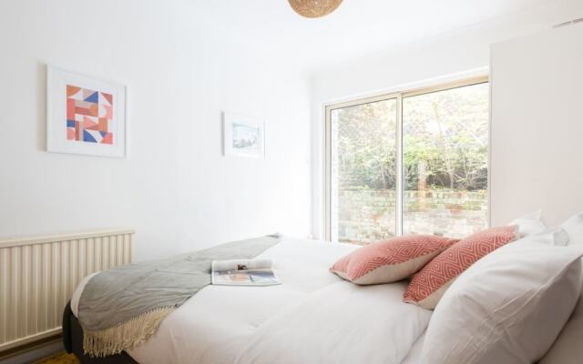 The Kensington Grove - Stylish 2BDR Flat with Private Patio