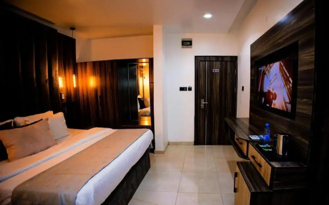 Vic & J Lounge and Hotel