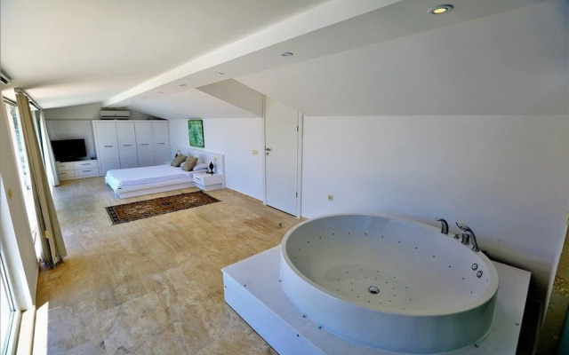 Villa Luminex by Akdenizvillam