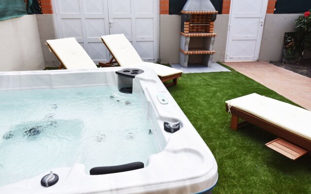 Stylish Holiday Villa with Hot Tub