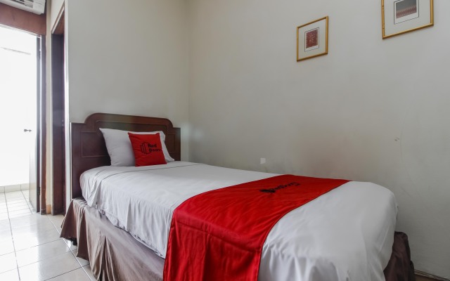RedDoorz Plus near GBK Senayan