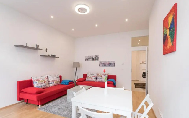 Bright Red Heart Apartment in Leopoldstadt
