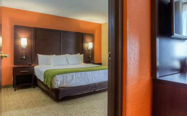 Comfort Inn & Suites Evansville Airport