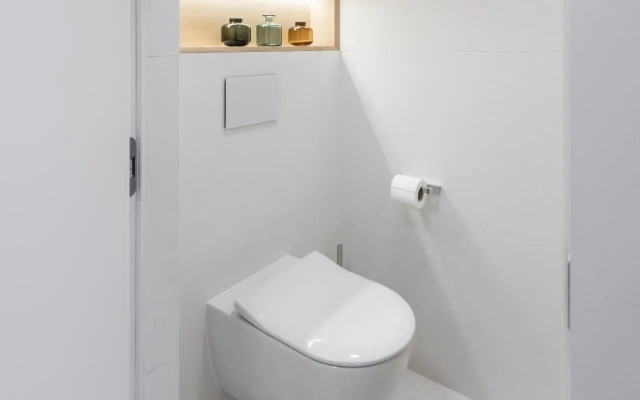 Fully renovated stylish duplex in a convenient location