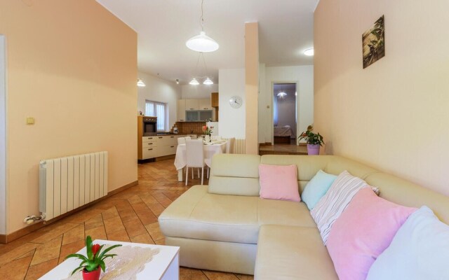 Amazing Apartment in Vinkuran With 2 Bedrooms