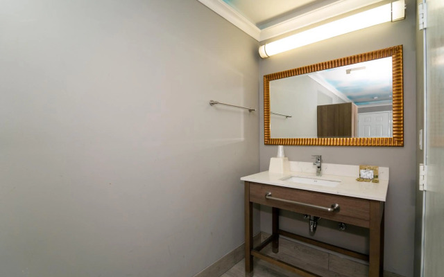 Hollywood Palms Inn and Suites