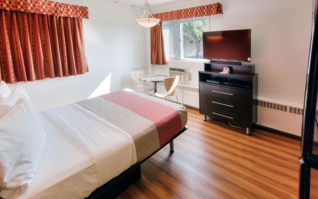 Motel 6 Lethbridge, AB