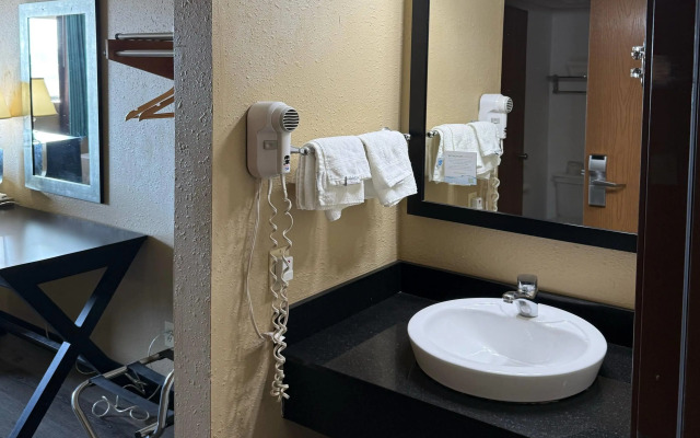 Super 8 by Wyndham Mendota I-39