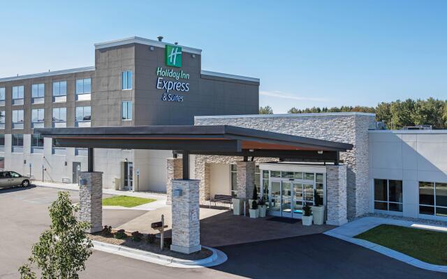 Holiday Inn Express & Suites Ludington, an IHG Hotel