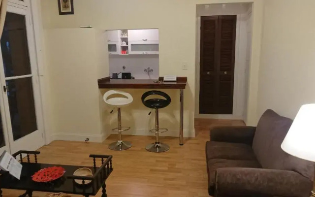 Excelente departamento con balcón a la calle sobre avenida