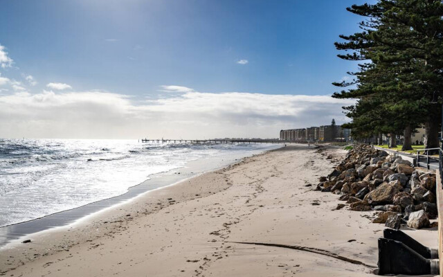 Glenelg Beach Stylish 2 Story Townhouse Sea View
