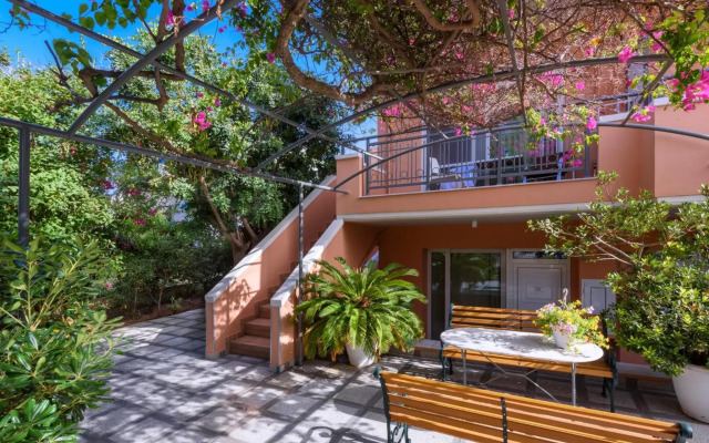 Poseidon Studios & Apartments