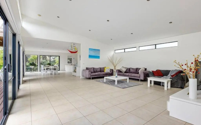 Sea Haven: coastal views, family retreat