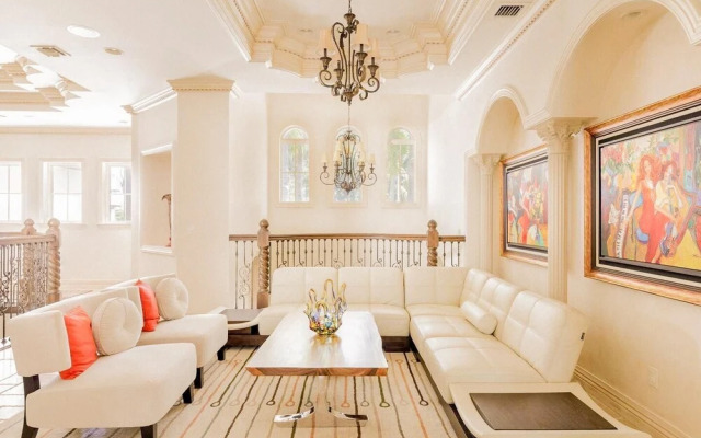 Florence by AvantStay | Estate w/ Dock & Pool | Sleeps 16