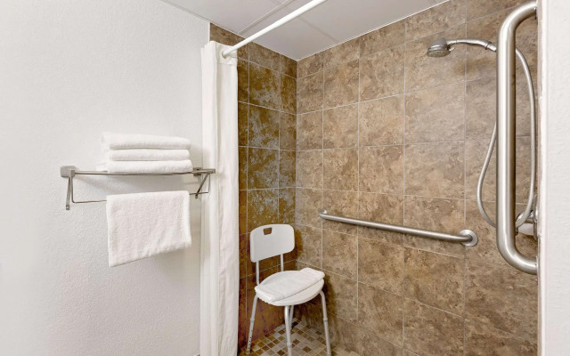 Super 8 by Wyndham St. James