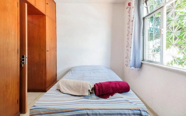 Quarto em residência tranquila e familiar