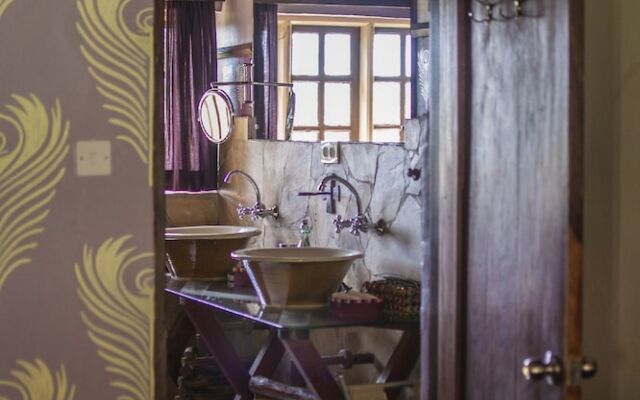 Hatari Lodge