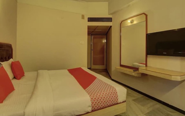 OYO 24579 Flagship Hotel Padmam