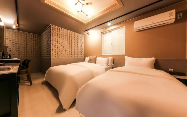 Daejeon Jungri Hotel Art Bin