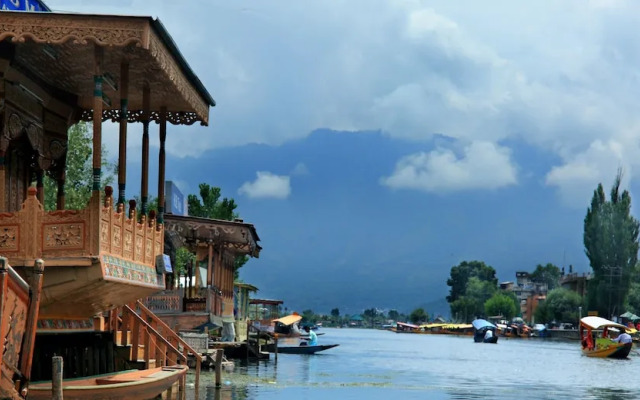 Ritz HouseBoat Srinagar