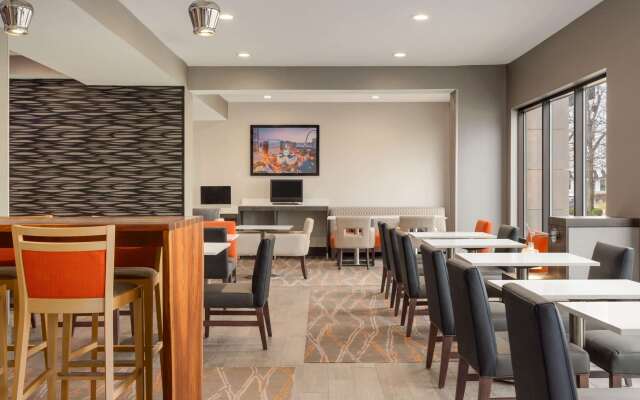 La Quinta Inn & Suites by Wyndham St Louis Route 66