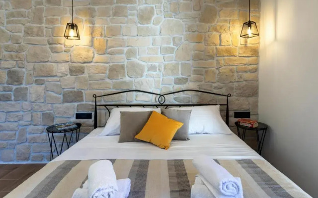 TEONA Luxury Studio Apartment with jacuzzi and garden view