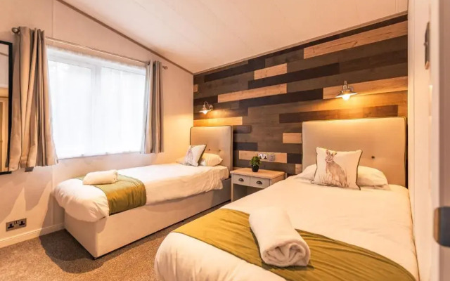 Hemingway Lodge with Hot Tub