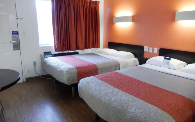 Motel 6 Clute, TX