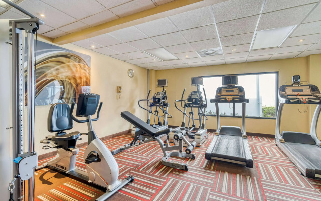 Super 8 by Wyndham Dallas Love Field Airport