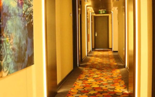 Carnelian By Glory Bower Hotel
