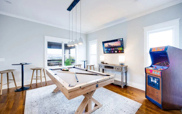 City Views Pool Hot Tub Mini Golf