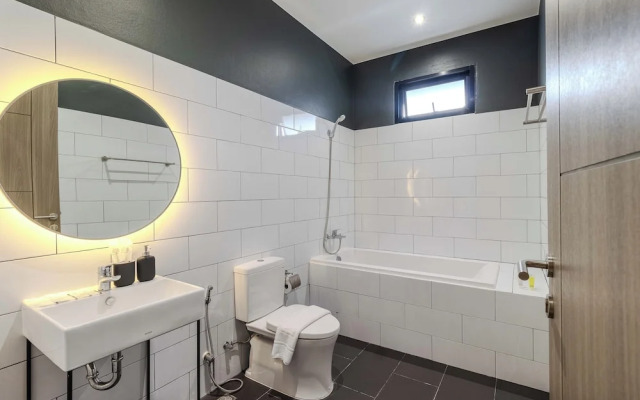 3BR Pool Villa Bathtub Near Beach V243