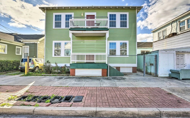 Steps to Beach: Nautical Galveston Home Near Pier!