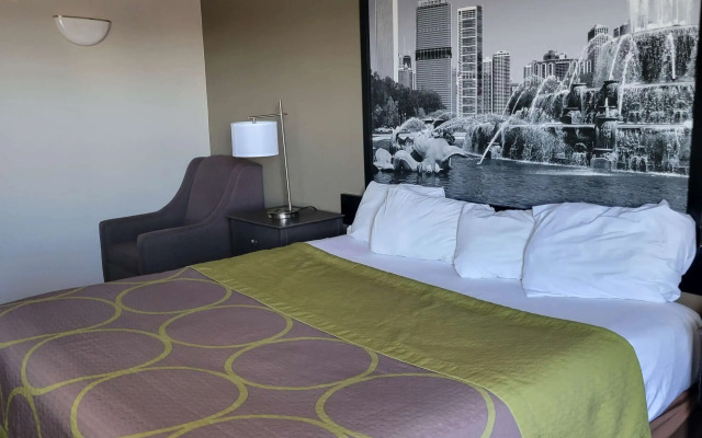 Super 8 by Wyndham Aurora/Naperville Area