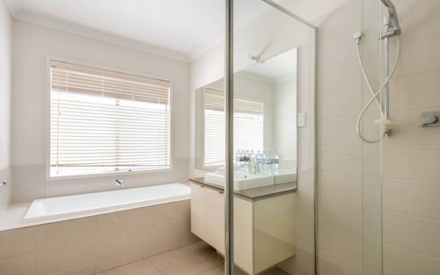 5br Luxury House 20 Min To Cbd Spacious Living