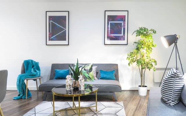 Tudors eSUites Birmingham Apartments Terrace and Private Parking