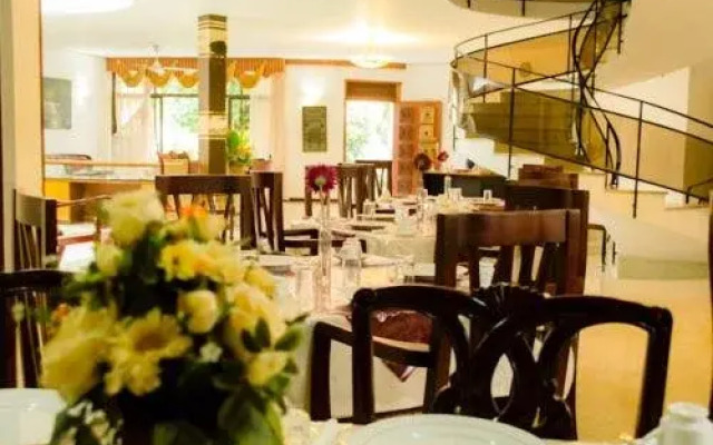 Hotel 12